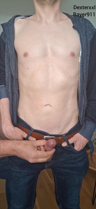 Sexy hubená mladá je dojena z táty