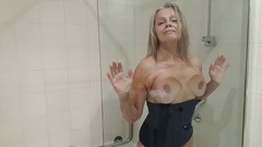 martinawest: Martina pod prysznicem