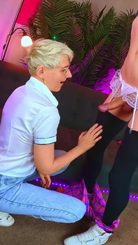 Cooler handjob für sissy von so heißem lustigem kommen