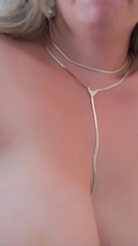 A Esposa Peituda Deu Ao Marido Os Melhores Travesseiros.