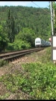 Spionează doi tineri futându-se lângă șinele de tren
