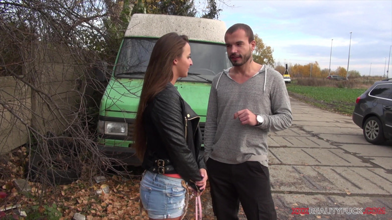 Czech Pornzone: Amirah adara tooti huee kaar ki madad ke lie jordaar...