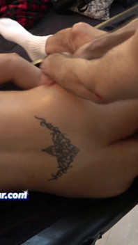 Orgasm real cu țipete pentru soția căsătorită infidelă pe patul de masaj