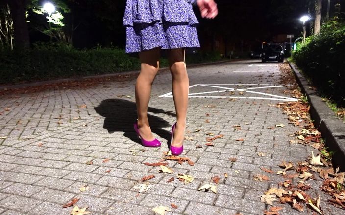 Loreley add: Ich pisse in 2 Strumpfhosen und 2 Latex mit High Heels