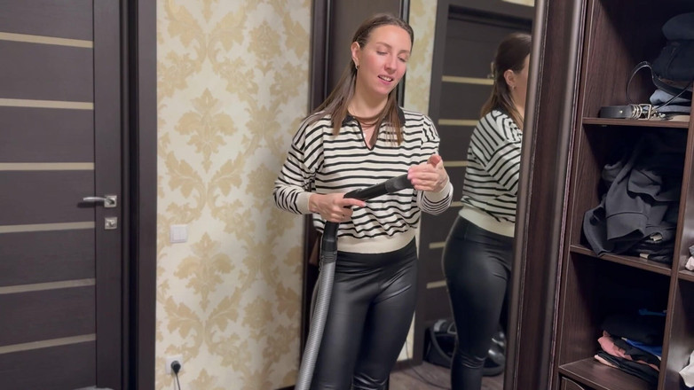 Hottie goddess: Vakuum-lust: die versaute reinigung einer hausfrau