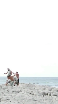 Kaslı genç kız kaslı oğlanı sikiyor