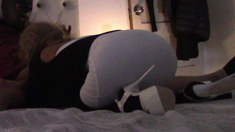 LauraOnHeels: एमआईएलए के साथ एक भव्य गधा देता है एक सह निगलने blowjob