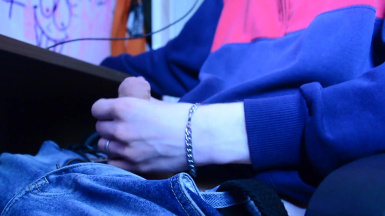 Vinn th20: Masturbuję się penisem siedząc na krześle