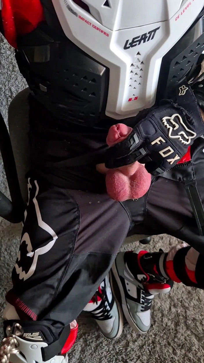 Sneakersmax98: Tatlı motosikletçi 6 gün boyunca hapsedildi