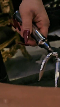 Sheela sinner solletico duro unghie lunghe ed oliate body screwdriver metal claw Bondage rigorosa sul rack parte 1