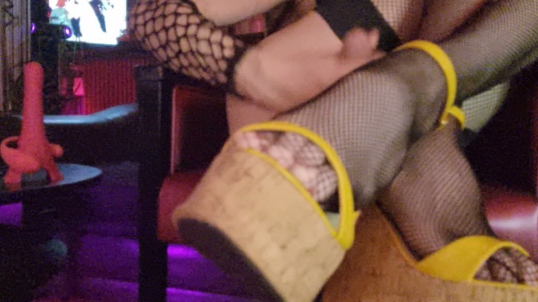 VaneSsa BiTCHx: Cam⁴ Yellow Wedge Heels.. (cum 21min) Vanessabarbie Vanessabitchx Parischiennetrvprod⁹¹