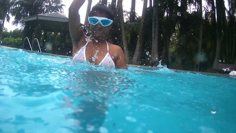 Horny_Bong: Casal indiano em momentos quentes na piscina do hotel