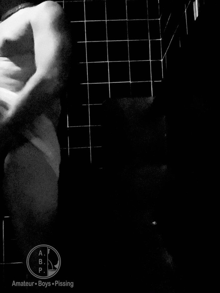 AmateurBoysPissing: Incontro di bagni pubblici amatoriali veloce - ragazzo succhia il ragazzo