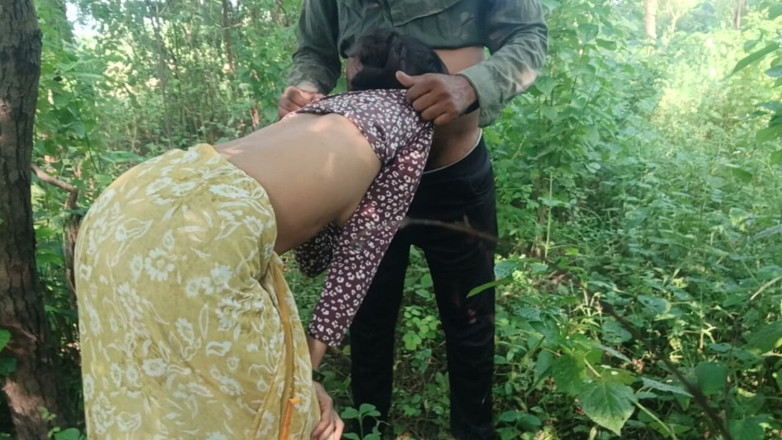 seema: สาวอินเดีย Jangal Mi Akeli Mili Aur นม Nikala Bhabhi Ka