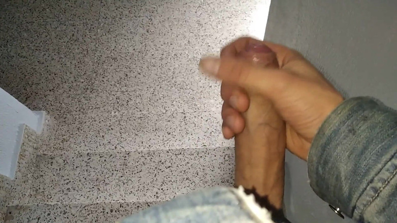 Elvissc: Lelaki miang melancap dan memancut mani di bangunan jiran, zakar...