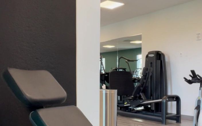 barenakedboy: Mastarbieren im fitnessstudio