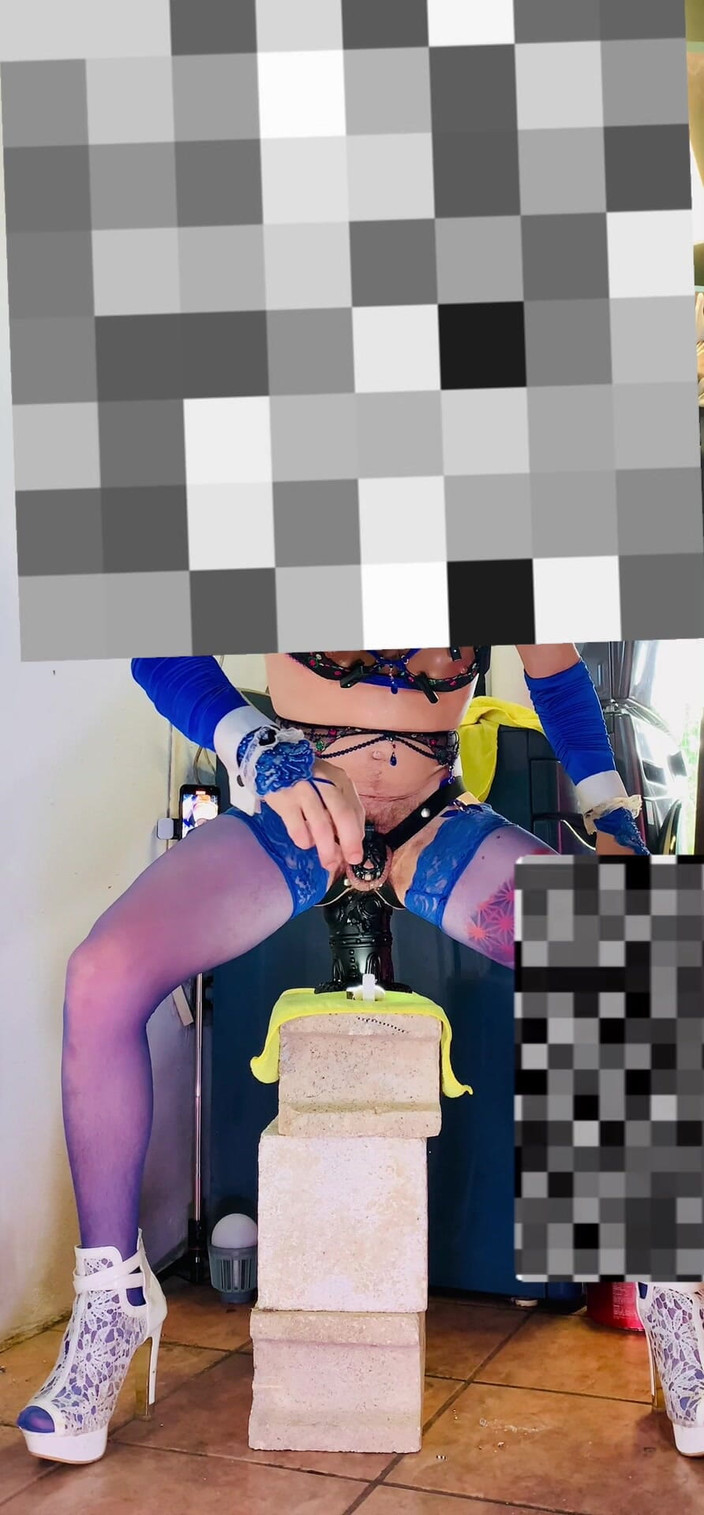 Benito414: बड़े सिलिकॉन स्तनों वाली कामुक किन्नर की बाहर गांड में चुदाई