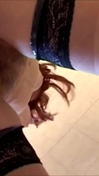 Luis dihidupkan dengan mengongkek MILF dalam tab mandi