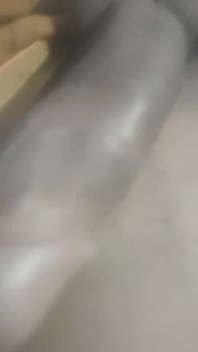 義理の妹が私のペニスを手に握って揺らしています