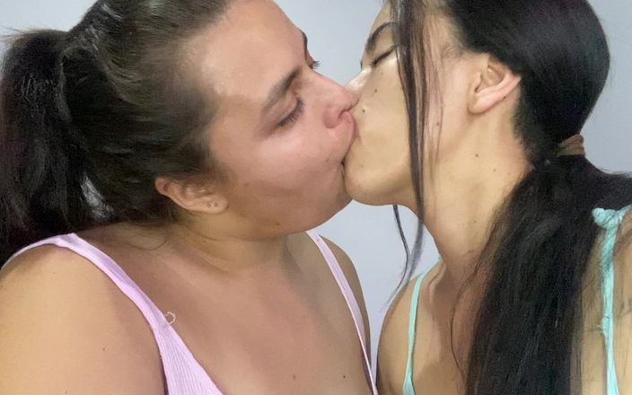 Zoe &amp; Melissa: Hluboké lesbické polibky s jazykem