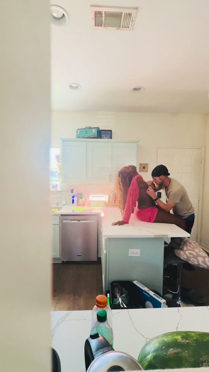 White Chocolate Swirlz: StepSon fångar sin ebenholts bystiga mamma som knullar den vita...