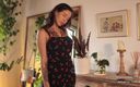 Effy Loweell studio: 美丽的Instagram模特穿着她的花卉连衣裙看起来非常甜美和性感