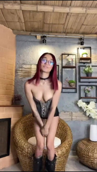 Čídská dívka s dokonalým Cushroom masturbuje doma s vaší hračkou sex