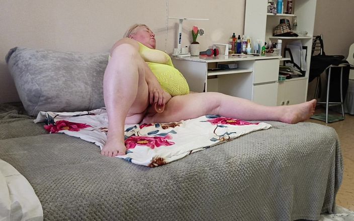 Zona901: Buurvrouw masturbeert haar poesje met speelgoed tot een orgasme