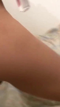 Aailyah愛は彼女の完璧な十代の体にベビーオイルをこすりつけます