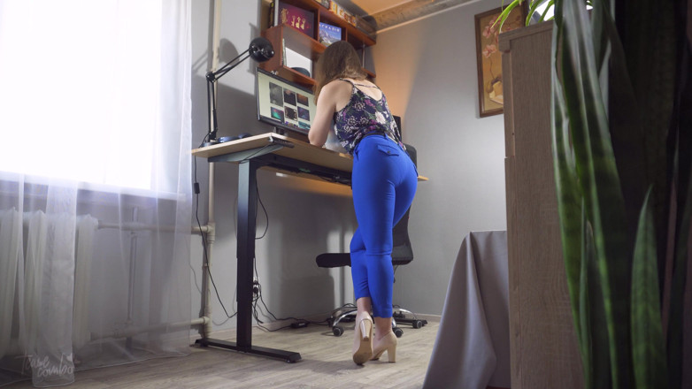 Teasecombo 4K: Guardando il collega con la linea di mutandine visibile in...
