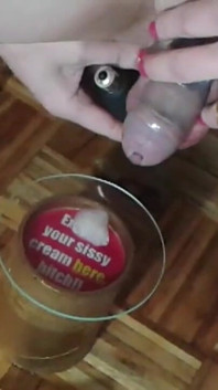 Sissy en castidad ordeña su próstata y recoge semen