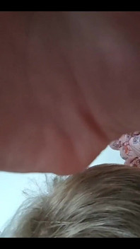 Edituji nová videa, zatímco Nicole je příliš nadržená