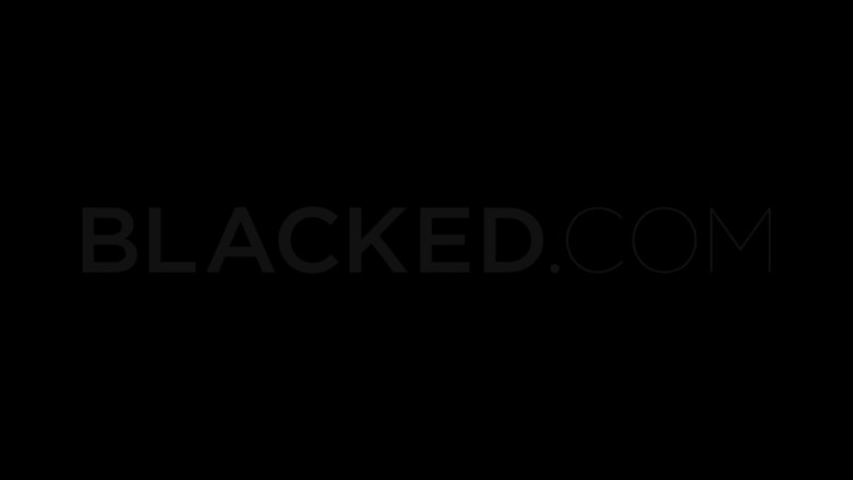 Blacked: Si rambut merah dihitamkan membutuhkan pria sejati untuk memenuhi kebutuhannya
