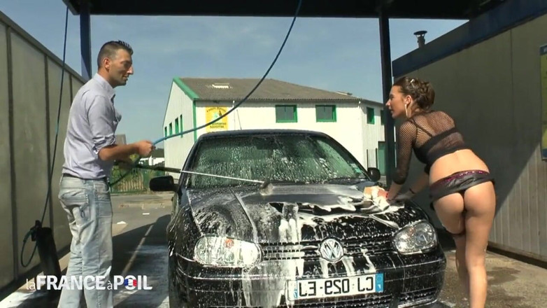 Rue Chaude: Hot brunette babe gets slippery fucking at car wash
