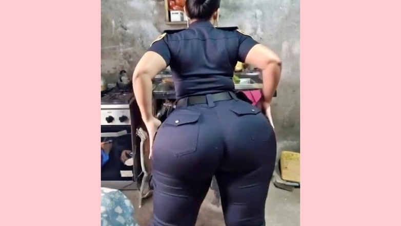 Xprohibidox1: Pantat besar dalam pakaian merah jambu menggerakkannya