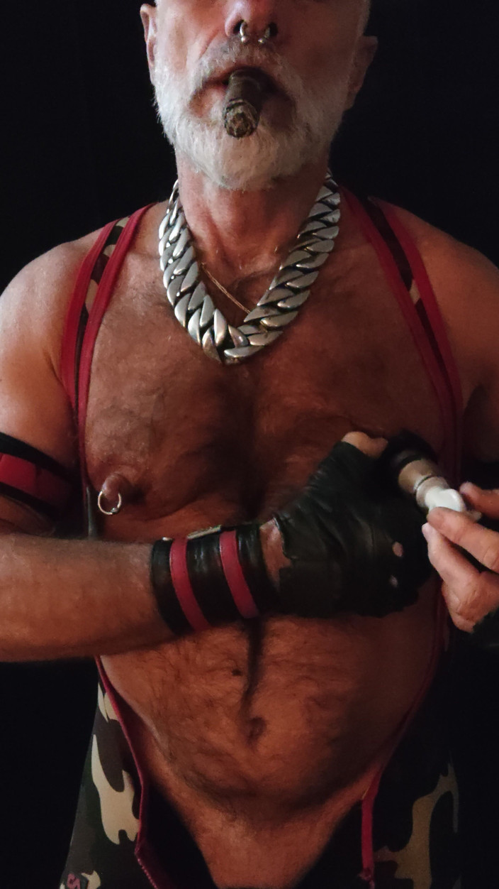 MusclesCigarsFFPig: Bröstvårt muping medan du röker gar