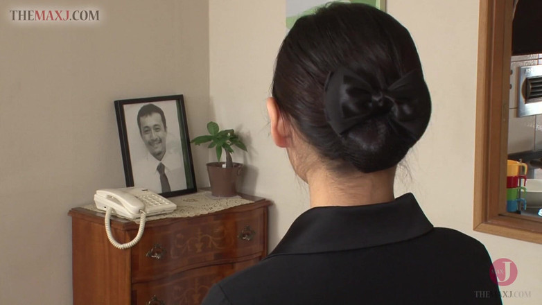 Asian happy ending: Милая азиатка обожает, когда ее трахают пальцами ее волосатую киску - часть 1