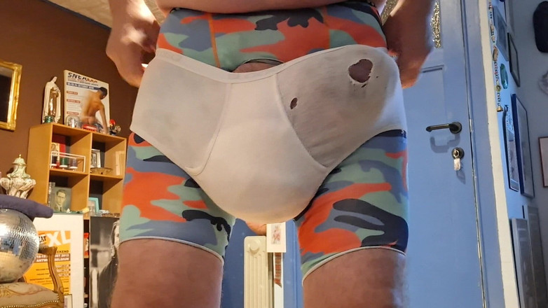 Monster_Meat_: Gros pompon en short