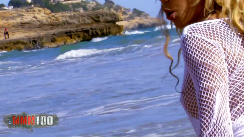 MMM100: Una ragazza viene scopata in spiaggia!