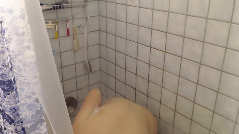 Brooke Casey: Shower Cam: Girlfriend in Parents Shower