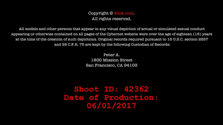 Divine Bitches by Kink: 女主人Kelli provocateur惩罚奴隶并操他的屁股！