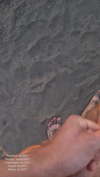 Caminando desnuda y corriéndose por las Dunas de Maspalomas