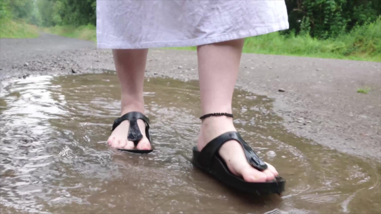 Footfetish: Birkenstock Mountain Pines Have Fun in the Rain Puddle