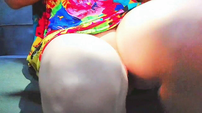 Kitty_Cross: Grande sborrata gambe carine di una sexy ladyboy principessa sissy...