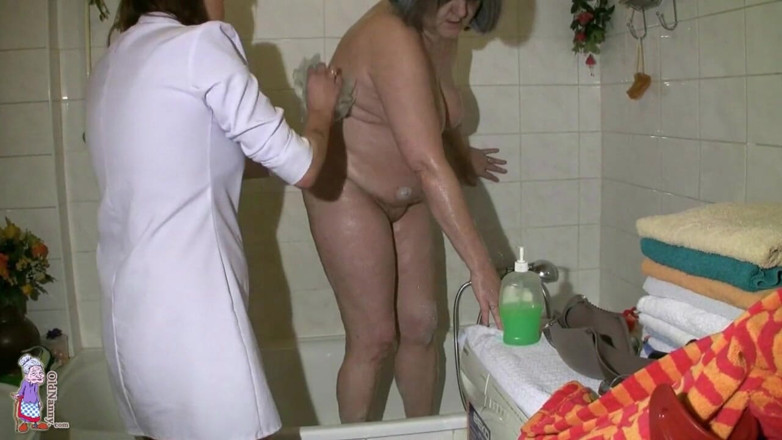 Aged Love: Vieille nounou - Katerina prend un bain avec l’aide de sa...