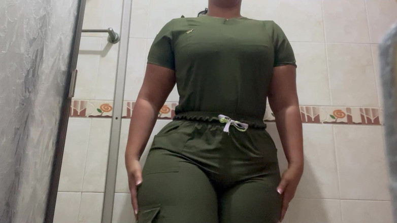 pampammedallo: Voluptuous Girl Pissing (PIELĘGNIARKA)