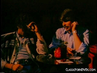 Classic Porn DVDs: Lízaná kundička brunetka je ošukaná v misionářské póze