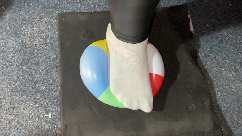 BeachBallsDuo: 98kg Bigbootylucy Stomp Popped 4 Mini Beachballs and 35cm Bb! 2 Cams - Slow-mo