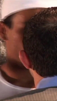 Pareja latina caliente con piscina folla y chupa