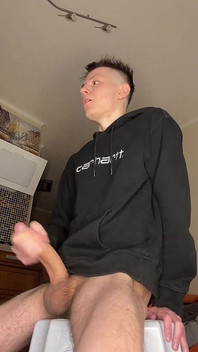 Ateşli genç adamın boşalma oyunu